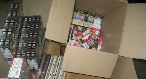 Близо половин тон алкохол и 40 стека цигари в бусове с храна за гастарбайтери