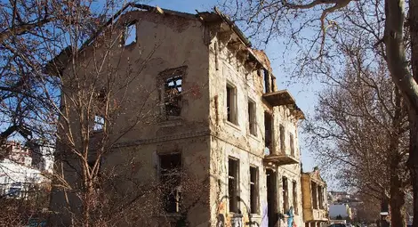 Призрачна къща на входа на Варна /галерия/