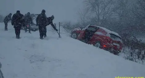 Григор Михов спасява четири закъсали във виелицата коли Григор Михов спасява четири закъсали във виелицата коли