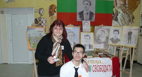 Всеки клас посреща с различен поздрав учителката на годината Таня Нахабедян