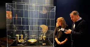 Проф. Николай Ненов представя изложбата с русенски експонати в музея „Фийлд“ в Чикаго