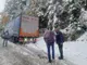 Ограничиха движението на товарни автомобили през прохода Превала поради снеговалеж, има закъсали коли в курорта Пампорово