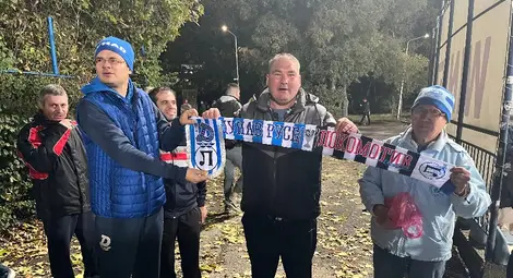 Още на мача срещу „Спортист“ /Своге/ Васко и други фенове показаха паметните шалчета. Снимка: Георги ХРИСТОВ Още на мача срещу „Спортист“ /Своге/ Васко и други фенове показаха паметните шалчета. Снимка: Георги ХРИСТОВ