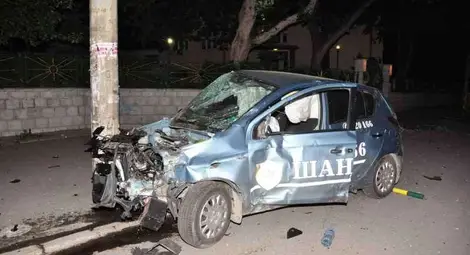 Пиян охранител се заби в стълб със служебна кола