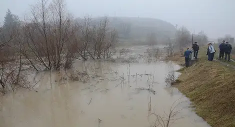 Валежи, вятър и ново повишение нивата на реките