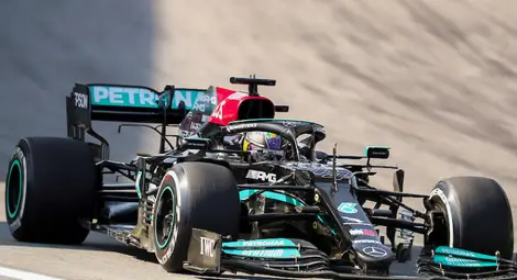 Блестящ Хамилтън изпревари Верстапен за триумф на „Интерлагос“ Блестящ Хамилтън изпревари Верстапен за триумф на „Интерлагос“