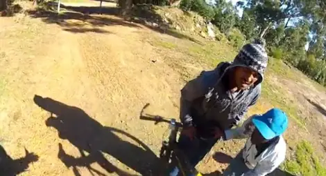 Колоездач засне с камерата на каската си как го обират /видео/