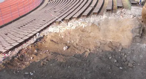 Това са &bdquo;шахтите&ldquo;, в които трябва да се лее бетон, а в този бетон да се вдигнат пилони за електрическо осветление.