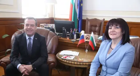 Медведев разговаря с Караянчева