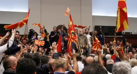 Над 100 са ранените след погрома в парламента в Скопие