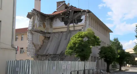 Срути се голяма част от сградата на училище в Казанлък /галерия/