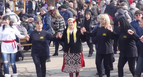 Бабовска греяна ракийца и зелева чорба стоплиха над 600 гости на фолклорен празник Бабовска греяна ракийца и зелева чорба стоплиха над 600 гости на фолклорен празник