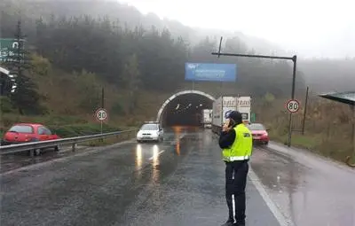 4 км опашка от тирове се вие пред моста Витиня 4 км опашка от тирове се вие пред моста Витиня