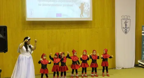 300 деца от 6 детски градини разказаха историята на една песен