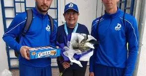 Фенка на „Дунав“ от Търговище почерпи на стадиона за рождения си ден