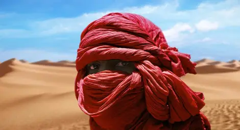 Жените на туарегите и техните мъже с покрити лица
