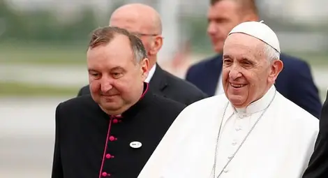 През май 2019 година новоназначеният Никополски епископ Страхил Каваленов беше преводач на папа Франциск при посещението му в България.		            Снимка: Архив