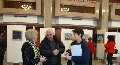 Стефка и Марио Николови с директорката на русенската художествена галерия Елена Великова (вляво). Снимка: Диана Ковачева, КДК