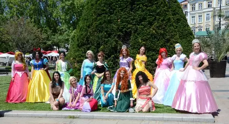 Приказни герои очакват децата пред Вазата в парка на 1 юни