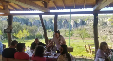 Чаша вино по залез и историите зад всяка бутилка - втори винен пикник в Екопарк „Саджака“ Чаша вино по залез и историите зад всяка бутилка - втори винен пикник в Екопарк „Саджака“