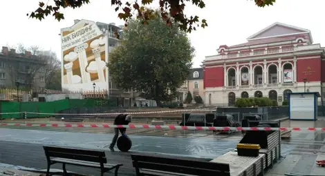 Монтират новата ледена пързалка