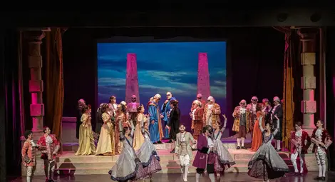 Доходното здание отново става сцена на "Бал с маски"