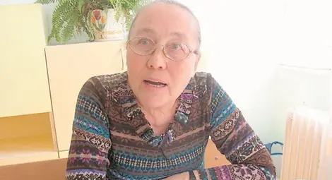 Маша Станчева черпи с торта с 15 свещички на руската Нова година