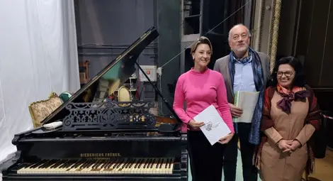 Д-р Ирина Славова, Пламен Бейков и д-р Веселина Антонова до ценния инструмент.