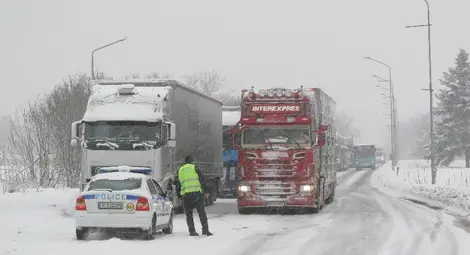 АПИ: Шофьорите в област Разград да карат с повишено внимание поради силния вятър и опасността от снегонавявания АПИ: Шофьорите в област Разград да карат с повишено внимание поради силния вятър и опасността от снегонавявания