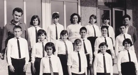 Пионерски лагер на учениците от Основно училище, Поликрайще в Боруш през 1960 г. Ръководители (на последния ред): Трифонка Попниколова и Никола Попниколов (директор) &ndash; в средата.