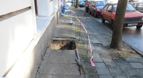 Огромна шахта се отвори на тротоар в центъра