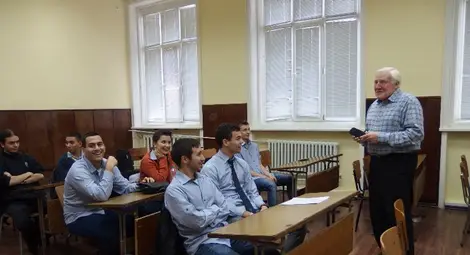 Възпитаник на Оксфорд обучава  ученици от Математическата