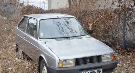 Вдигната от паяка кола трета година отлежава на наказателния паркинг