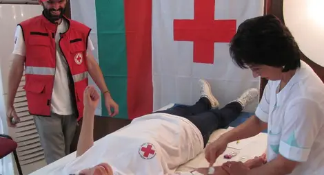 Тони дарява кръв при акция на БЧК в общината, за да даде пример на чиновниците.