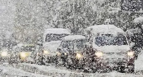 Снежна виелица объркала шофьор и той се врязал в колона от коли