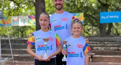 Никол /отляво/ и Рамона със своя треньор Христомир Мицов. Снимка: Утро Никол /отляво/ и Рамона със своя треньор Христомир Мицов. Снимка: Утро