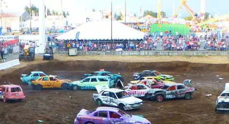 Нова мода след гонките! Мачкат коли за пари в нелегална блъсканица