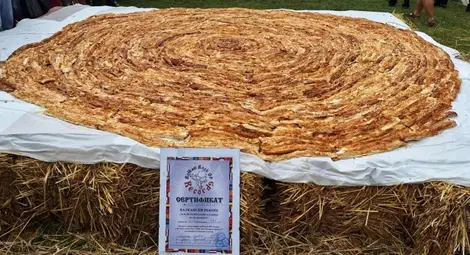 420 яйца, 120 кисели млека, 50 кг сирене - Бяла вече държи рекорда за най-голяма вита баница 420 яйца, 120 кисели млека, 50 кг сирене - Бяла вече държи рекорда за най-голяма вита баница