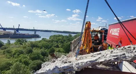 Премахнаха първия стоманобетонен панел на Дунав мост при Русе