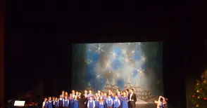 Пасо добле, валсове и рок в коледен концерт на Младежкия дом