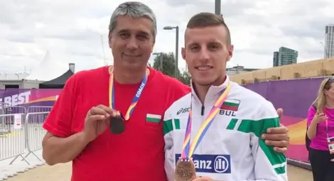 Като треньор Евгени Игнатов изведе параолимпиеца Християн Стоянов до световна титла и до сребро на олимпийските игри в Токио. 					             Снимки: Архив