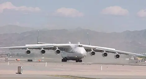 Започна сглобяването на най-големия самолет в света /видео/ Започна сглобяването на най-големия самолет в света /видео/