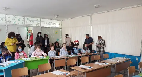 Киара Чечева, Йоана Йорданова, Илвина Николаева и Виктория Василева от училище "Възраждане" се включиха в "Иновации в действие"