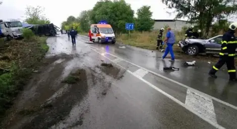 Двама загинаха при тежка катастрофа между ТИР и джип