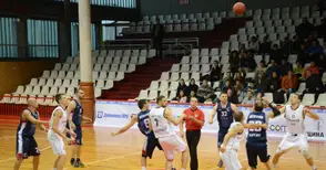 Баскетболистите влязоха в тройката след разгромна победа във Варна