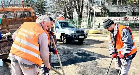 Адвокат обяви, че ще води безплатно дела на пострадали от дупки по пътища и тротоари