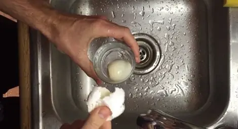 Удивително: Как да обелим сварено яйце за секунди? /видео/