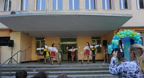 Училището по европейски езици в Русе отбелязва днес своя патронен празник /галерия/