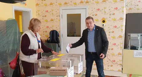 Водачът на листата на ГЕРБ-СДС в Русе адв. Николай Братованов гласува за чист въздух в Русе, за стабилно правителство и ред в държавата Водачът на листата на ГЕРБ-СДС в Русе адв. Николай Братованов гласува за чист въздух в Русе, за стабилно правителство и ред в държавата