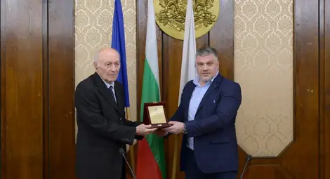 Легендарният вратар на "Дунав" Любен Марков бе отличен от Община Русе за своята 80-годишнина Легендарният вратар на "Дунав" Любен Марков бе отличен от Община Русе за своята 80-годишнина